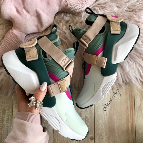 Nike Shoes - NWT Nike Air Huarache city